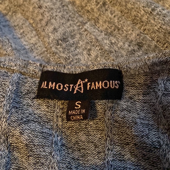 Cute Almost Famous NWT Gray Top Size Small - Picture 7 of 9